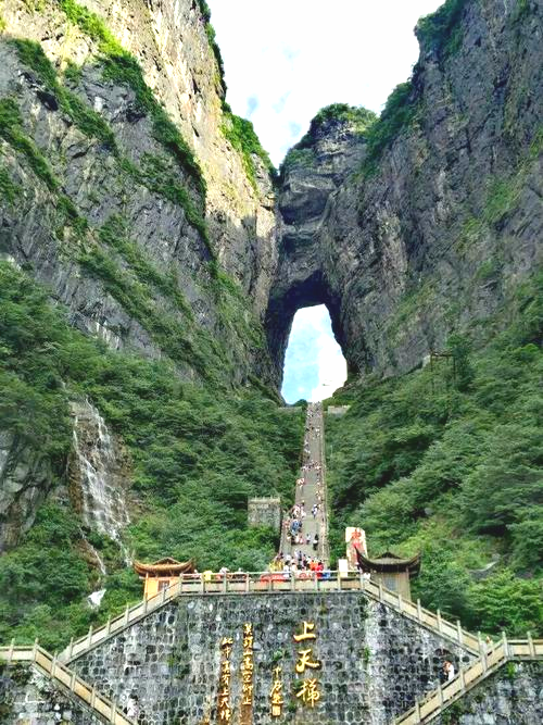 张家界,位于湖南省西北部,以其独特的石英砂岩峰林地貌