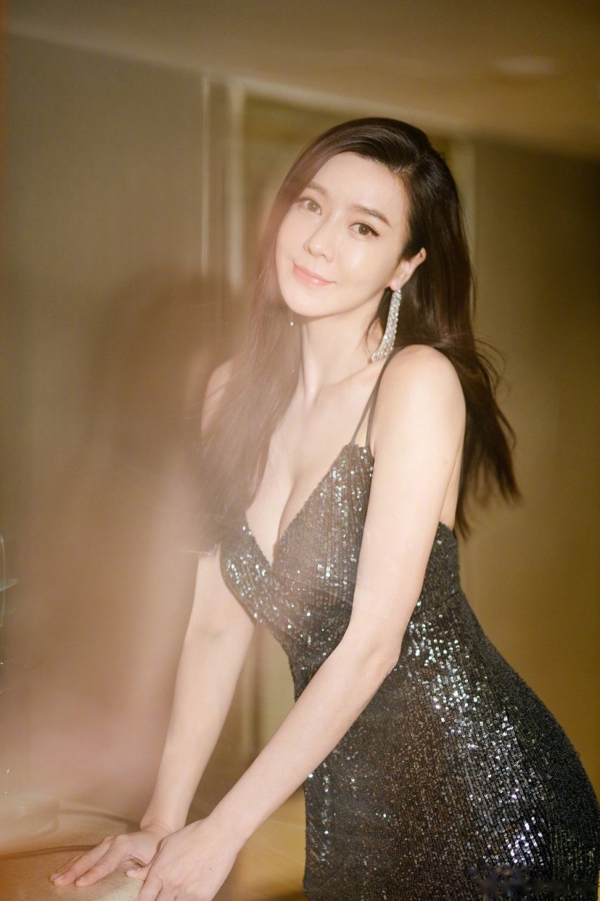 大有不同】 在周韦彤参加的一期《吐槽大会》中,张绍刚吐槽周韦彤:我