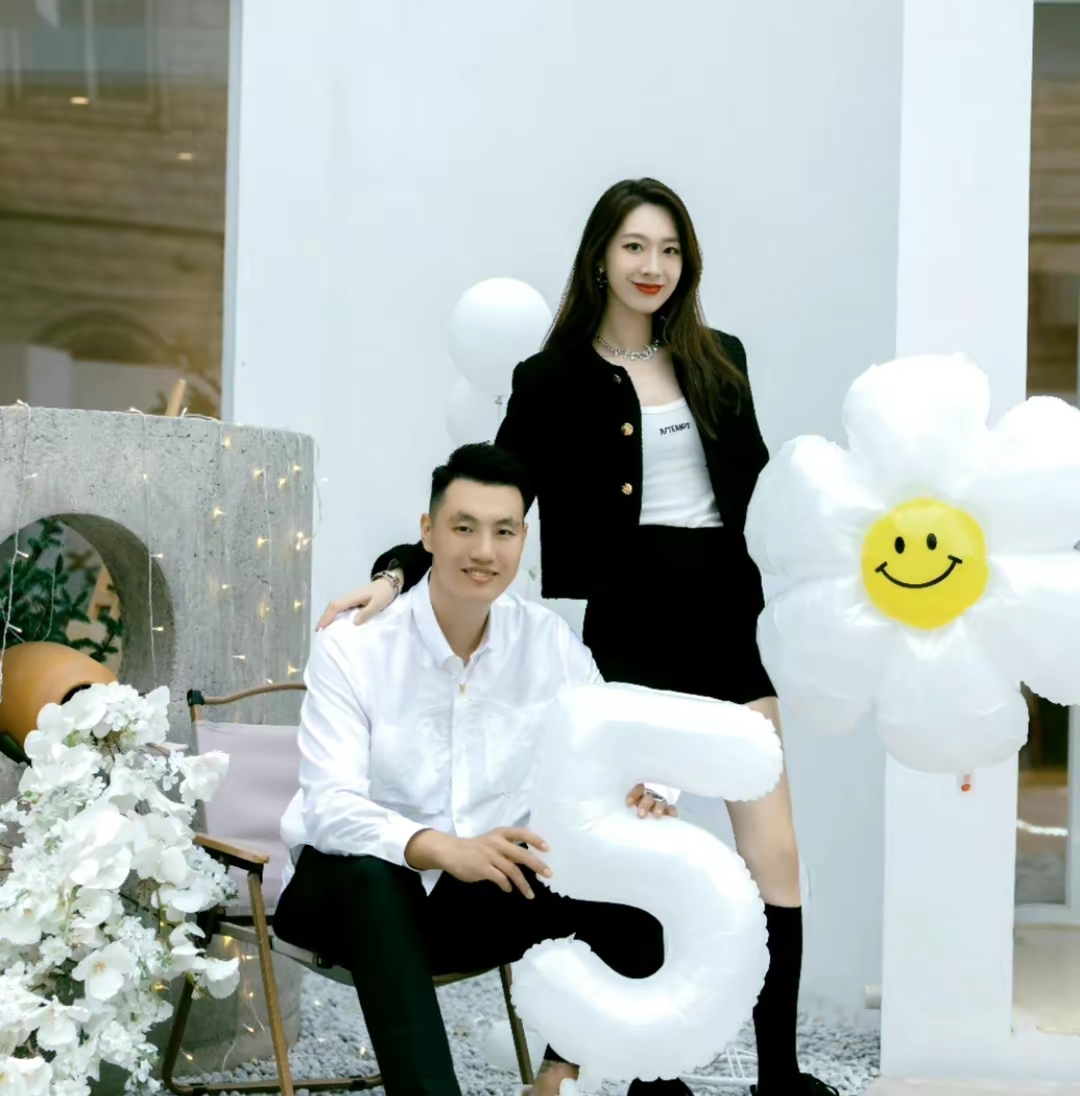 翟晓川的妻子杨思雨是个身材高挑,颜值精致的山东美女,曾是一名模特