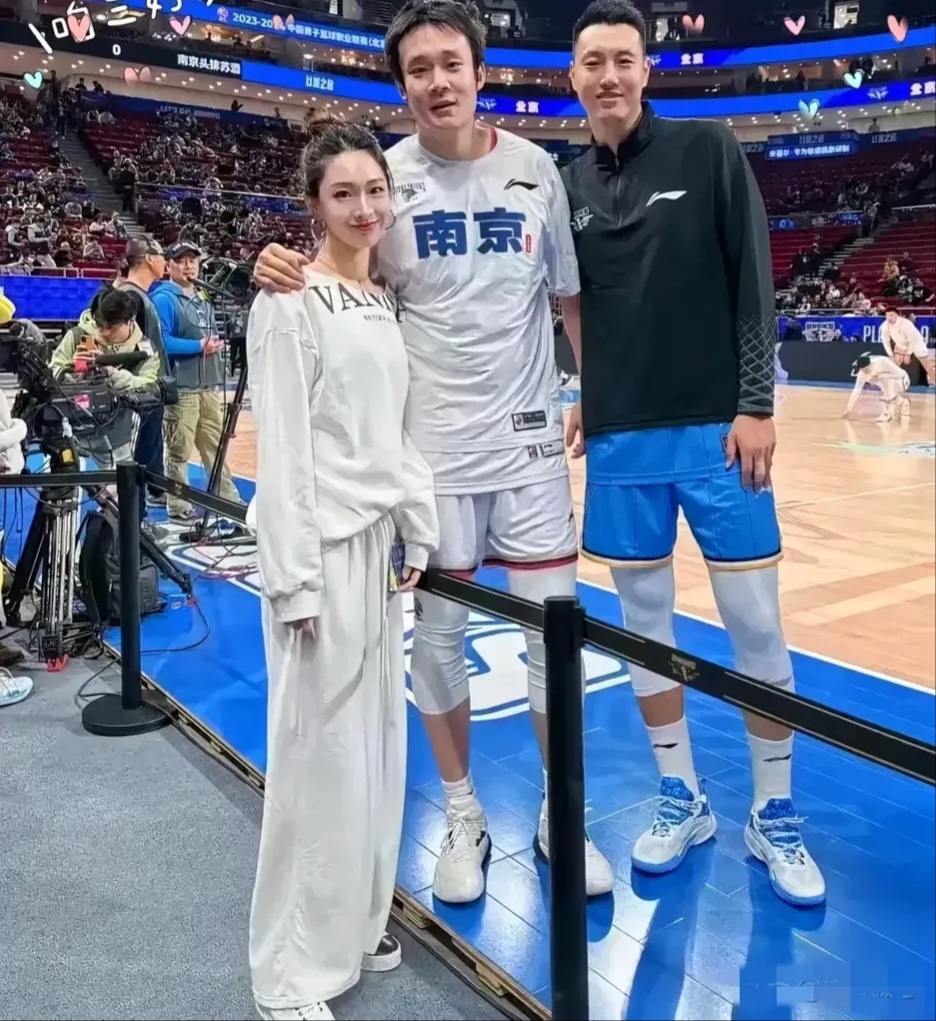 翟晓川的妻子杨思雨是个身材高挑,颜值精致的山东美女,曾是一名模特