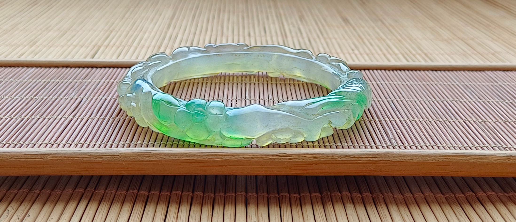 顶级龙石种飘花翡翠雕花手镯一对,满工雕刻,超级完美,水头超好,莹光感