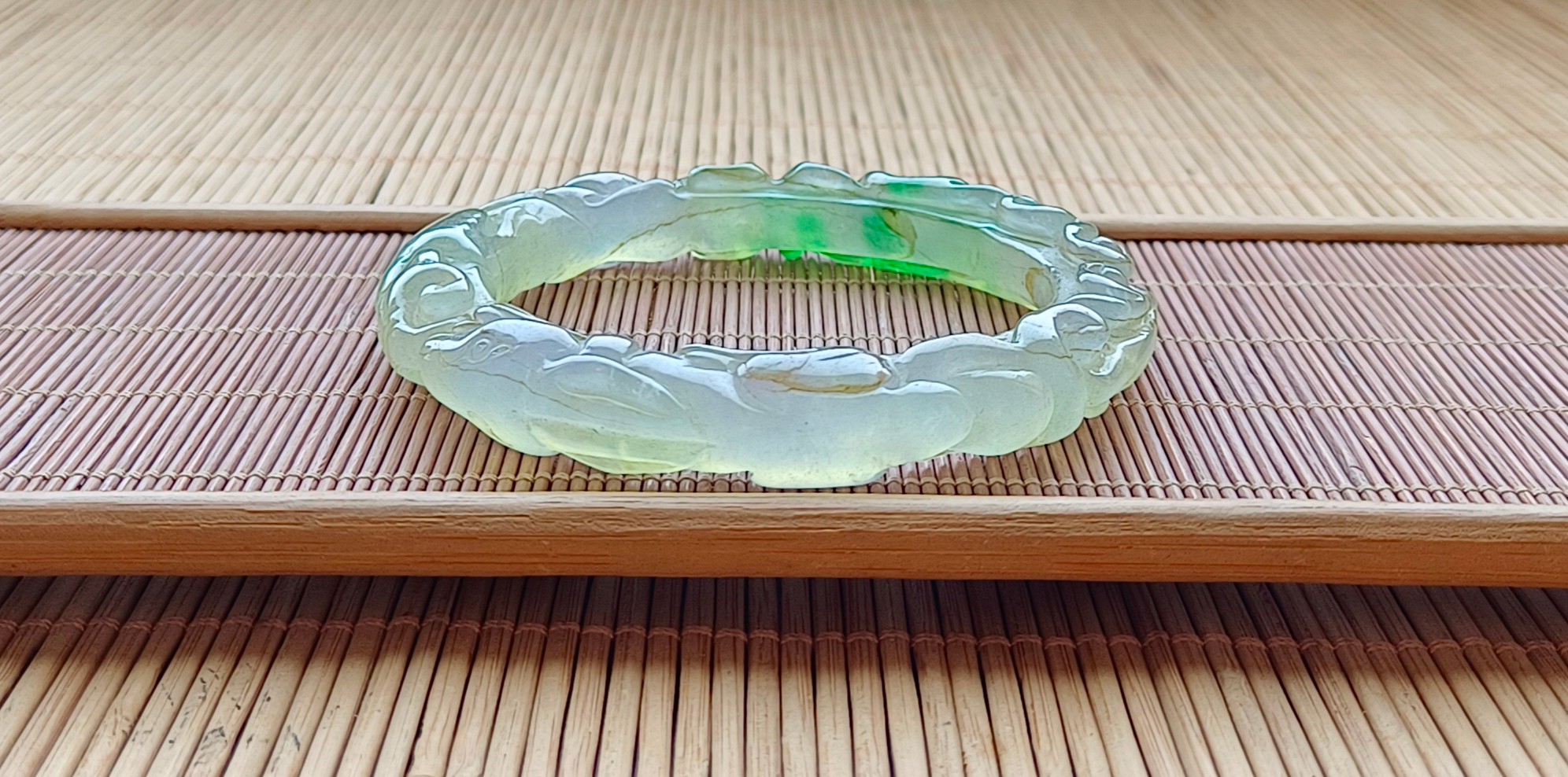 顶级龙石种飘花翡翠雕花手镯一对,满工雕刻,超级完美,水头超好,莹光感