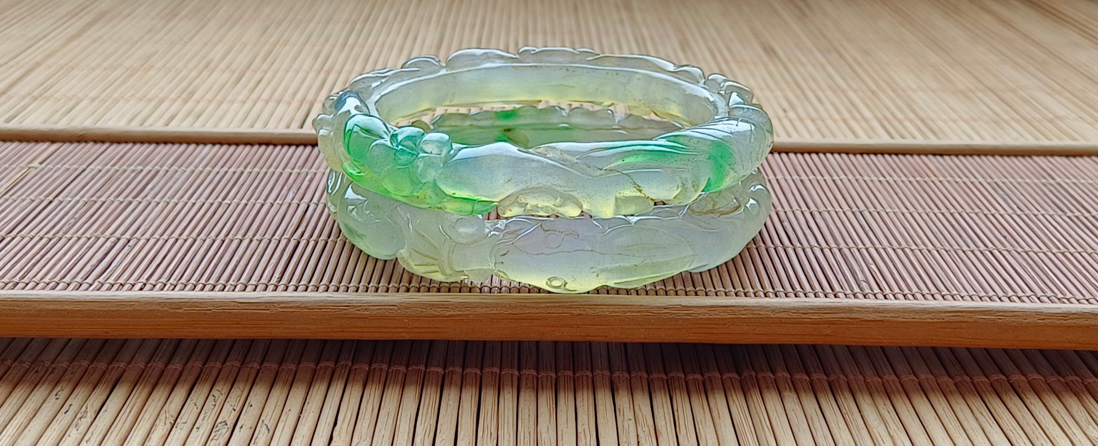 顶级龙石种飘花翡翠雕花手镯一对,满工雕刻,超级完美,水头超好,莹光感