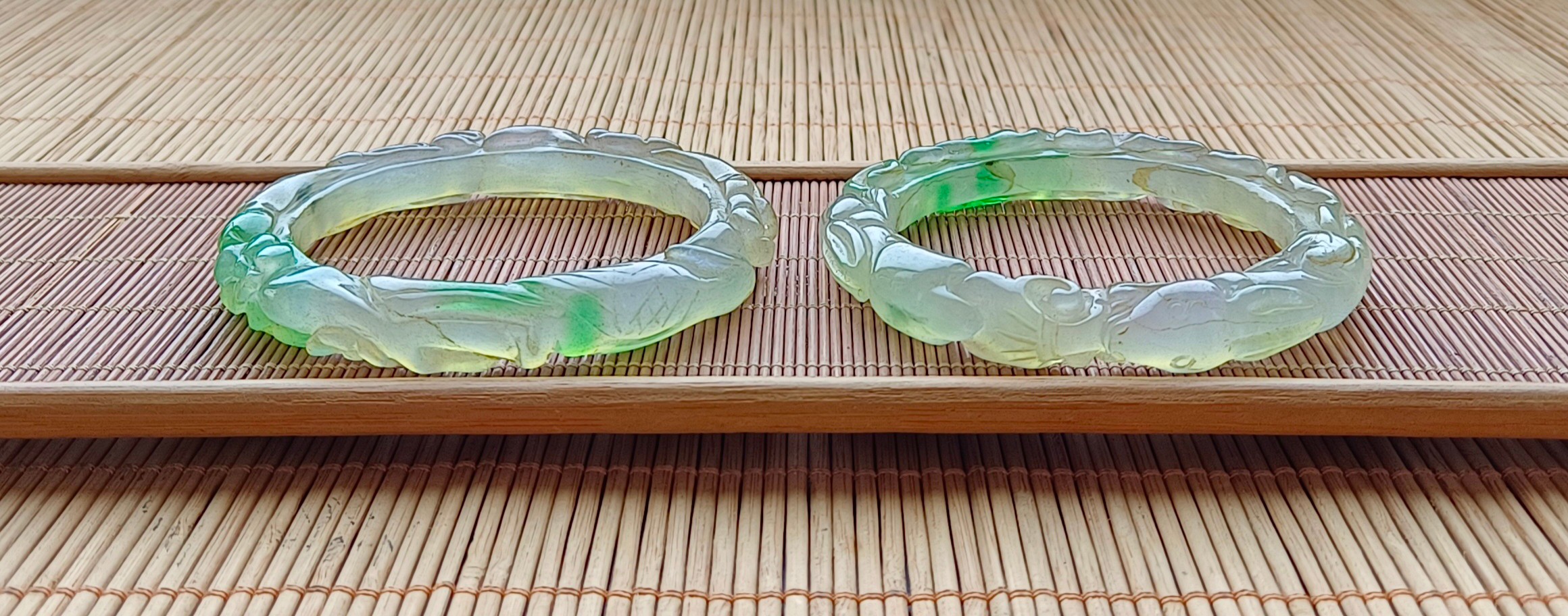 顶级龙石种飘花翡翠雕花手镯一对,满工雕刻,超级完美,水头超好,莹光感