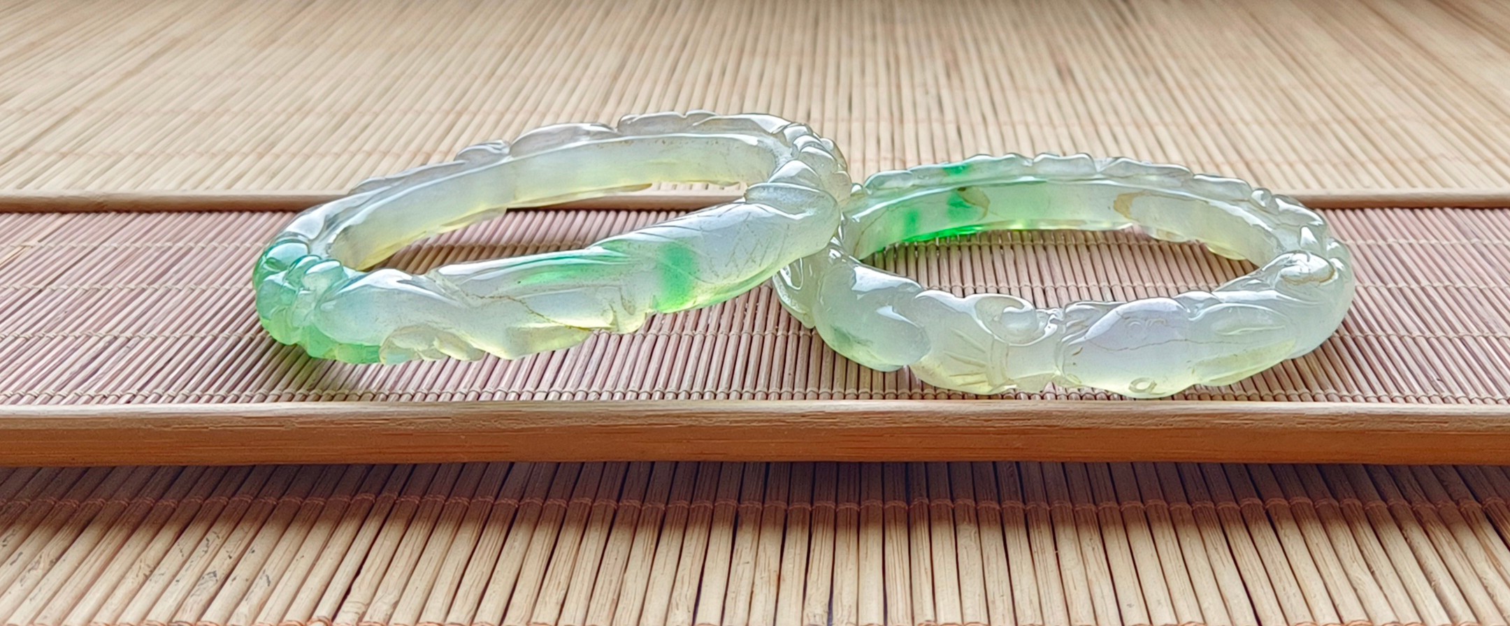 顶级龙石种飘花翡翠雕花手镯一对,满工雕刻,超级完美,水头超好,莹光感