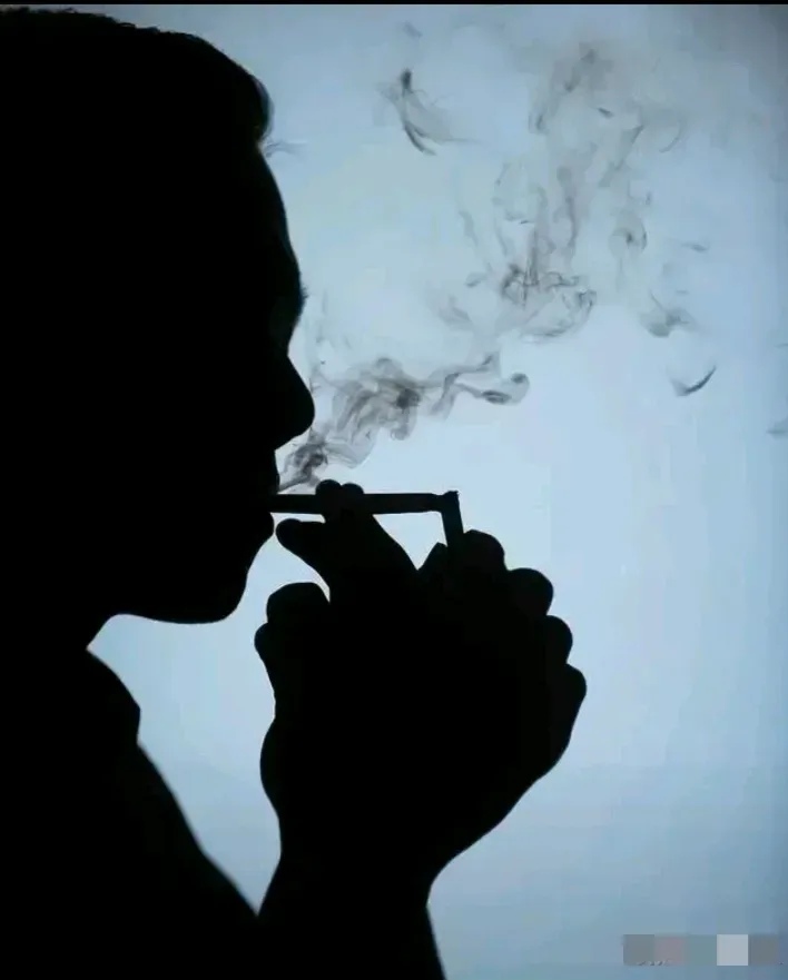 低头点烟超酷图片抽闷烟图片伤感男人抽烟背影图埔郧坝懈龅ノ坏牧斓 