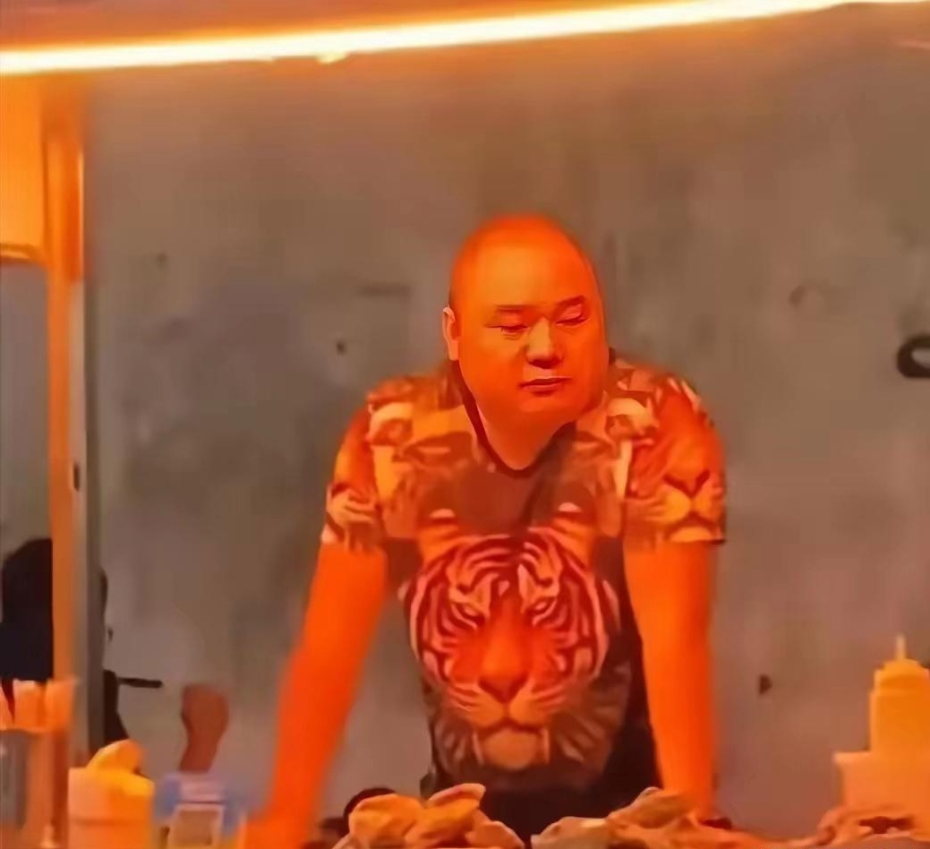 "昆山龙哥"范儿的食铺店,错用了灯,导致生意惨淡!