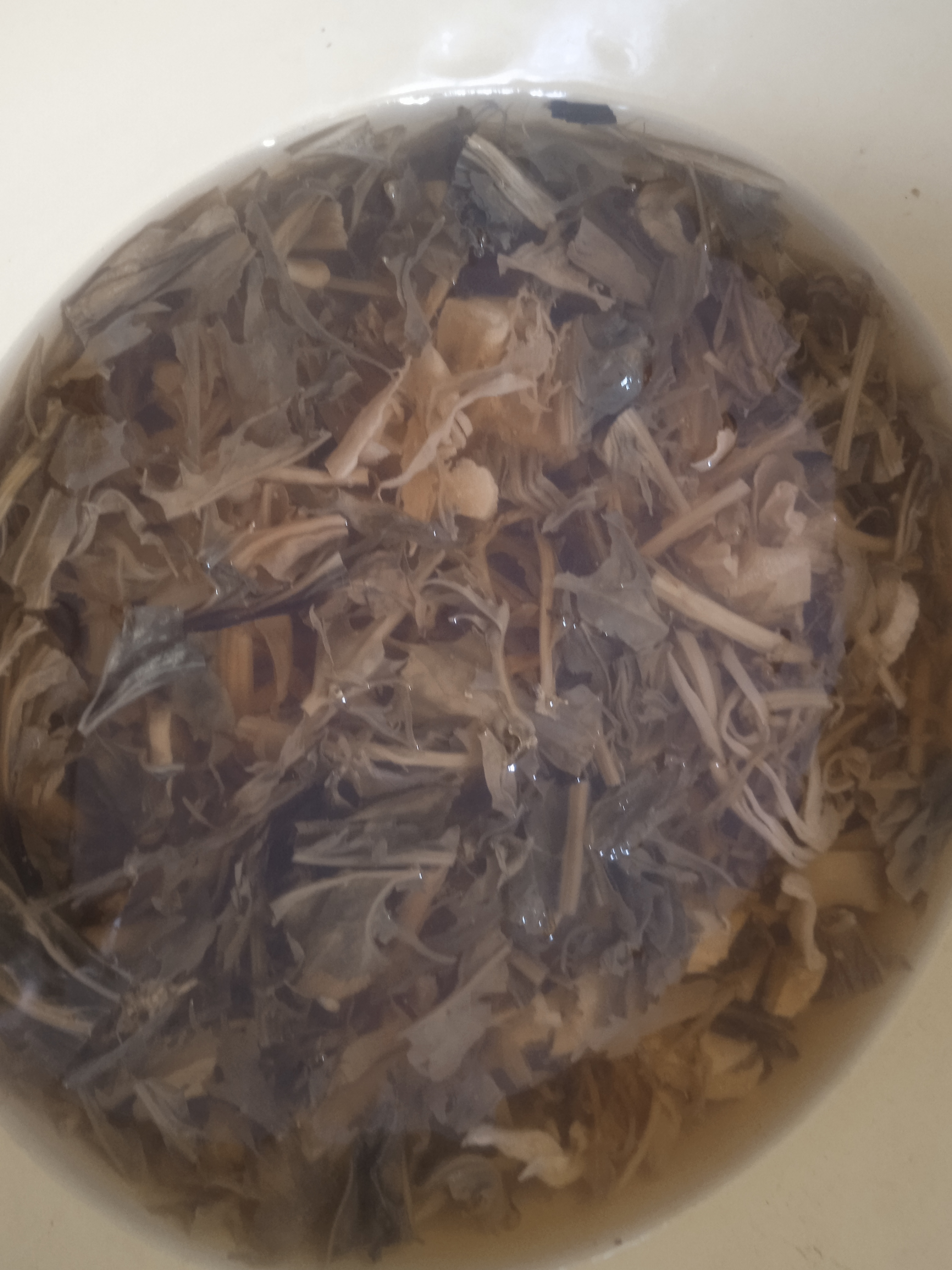 梅菜干笋干炖肉,简直美味上天. 1,猪肉洗干净,切成小段.