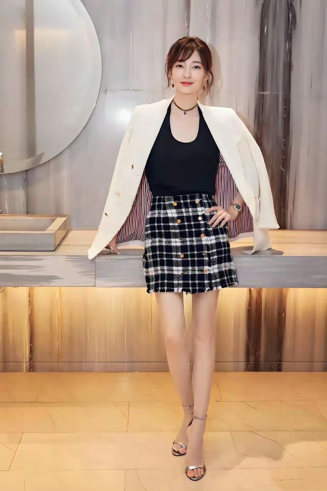 王丽坤# 王丽坤,白西装外套 黑内搭 格纹短裙,脚踩一字细高跟,干练