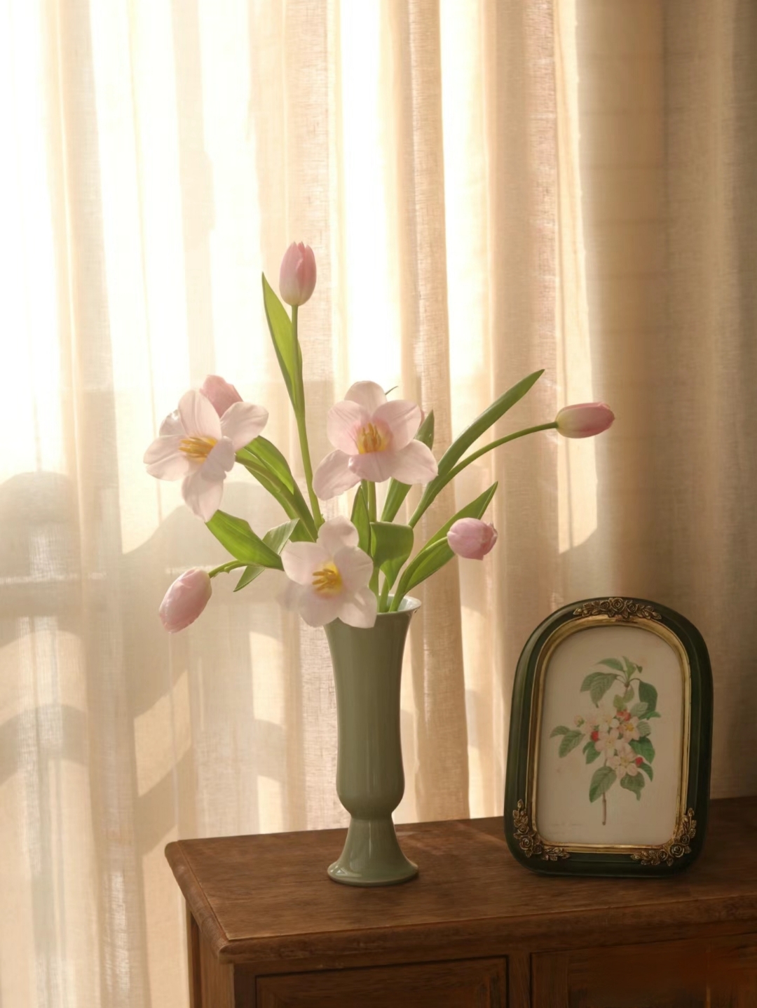 一抹温柔的粉色系花束,静静绽放于玻璃圆桌上的花瓶中,清新自然,为家