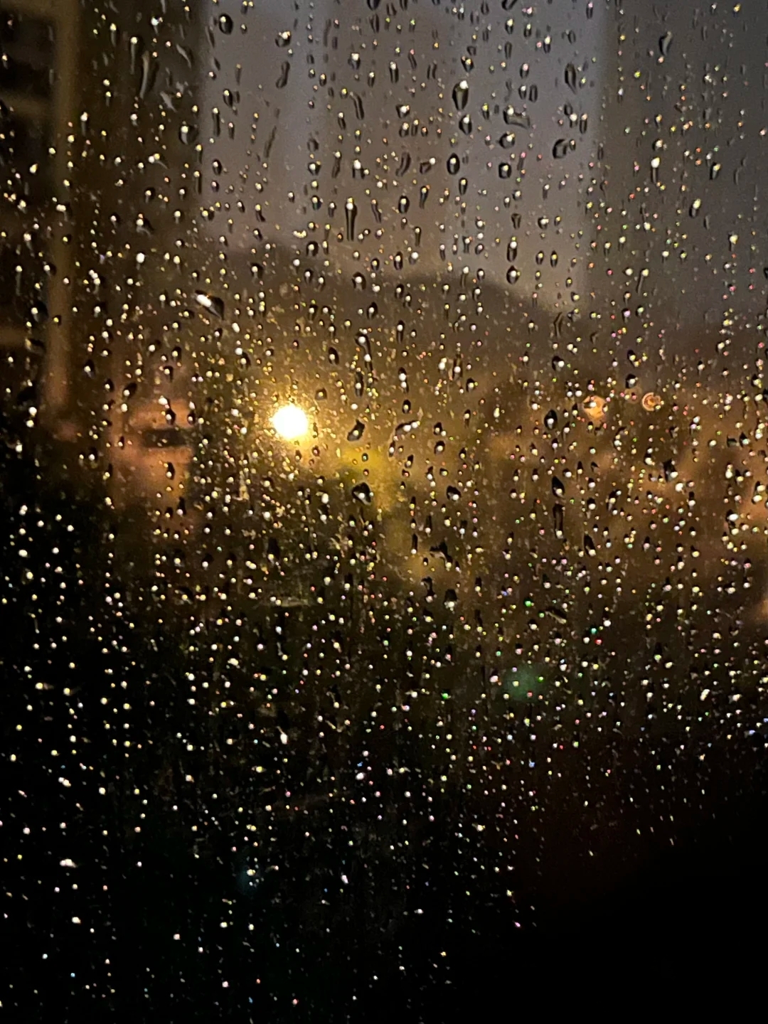 雨夜,滴滴答答的雨声中,街灯投下温暖的光芒,晚安