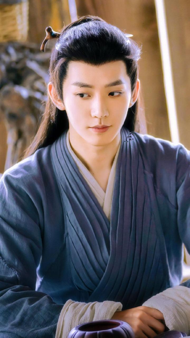 凭借长相思中饰演的涂山璟,邓为最近收到广大粉丝的关注.