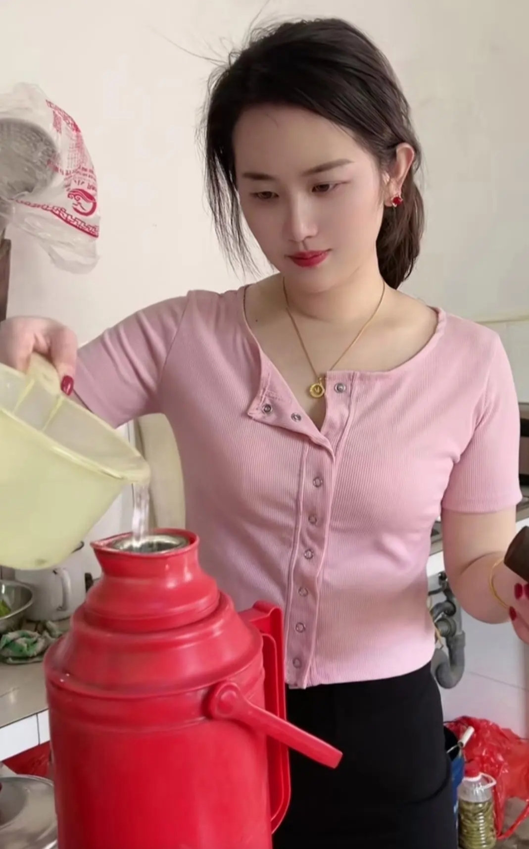 她不仅人长得漂亮还爱干净,是居家过日子的好女人.