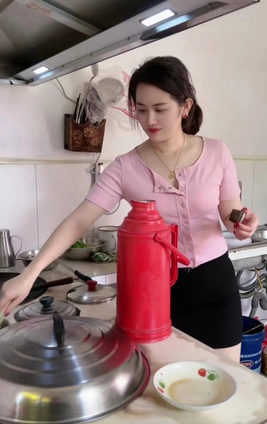 她不仅人长得漂亮还爱干净,是居家过日子的好女人.