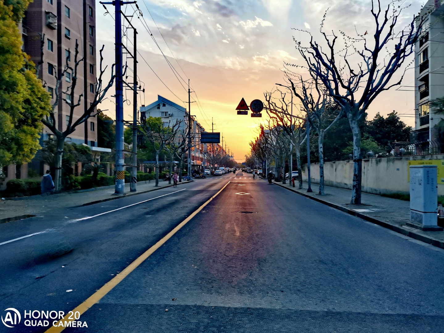 夕阳下的静谧街道,仿佛一幅油画般美丽.