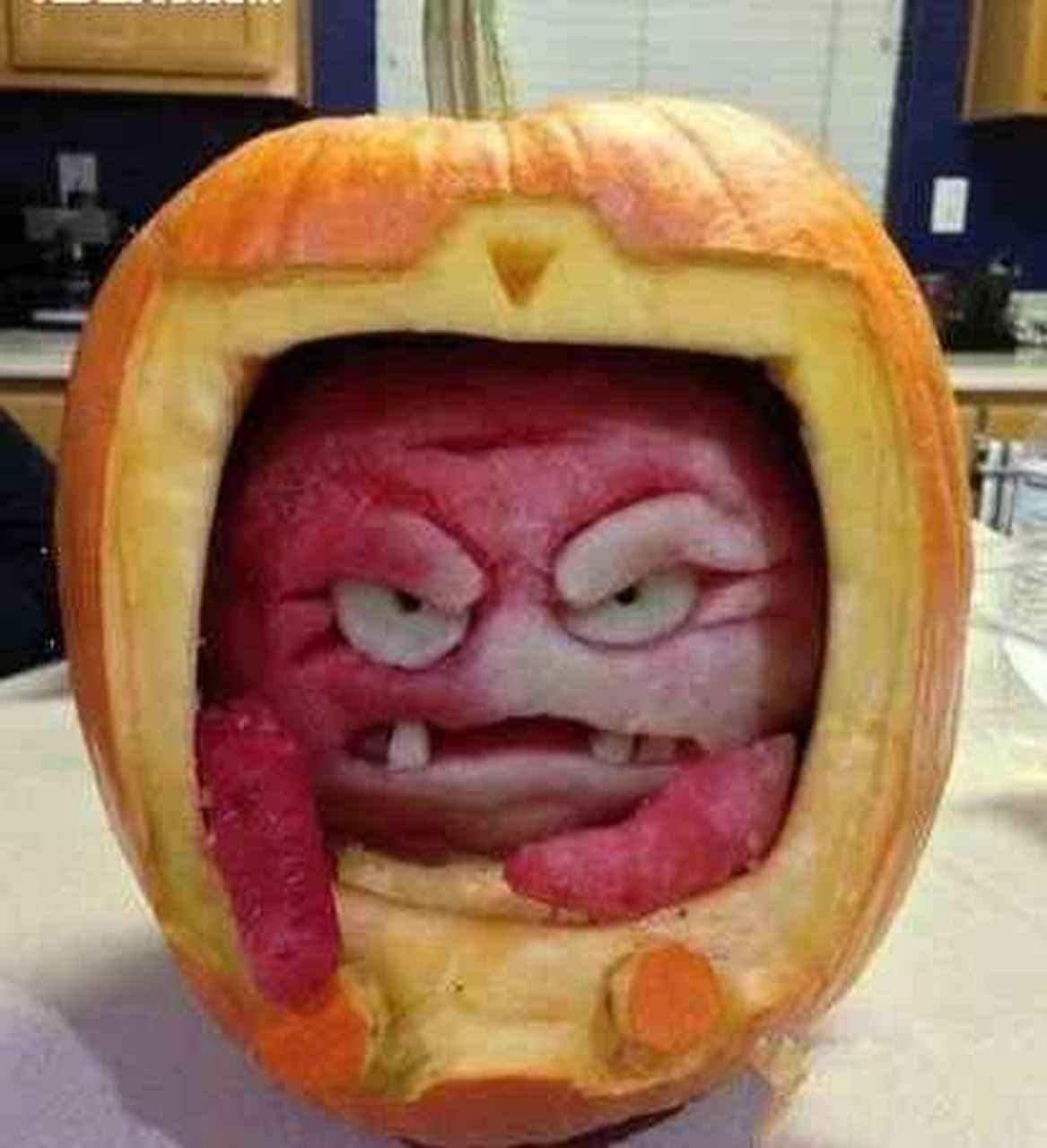 当车经过郊区小树林时,一阵凉风袭来,男友觉得有点