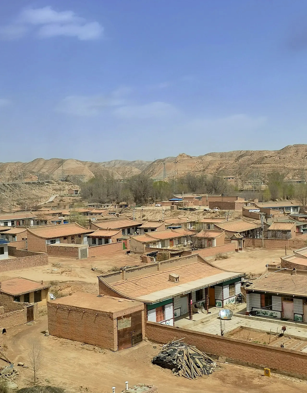 一般房顶都是人字形的,但是甘肃民居的奇怪现象,感觉真是特别