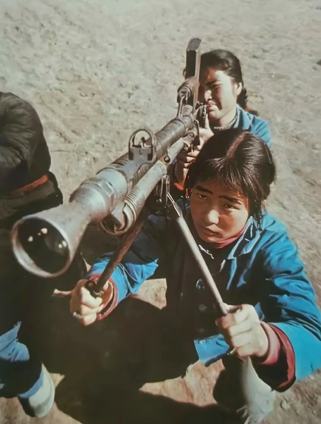 这是两名英姿飒爽的女民兵正在射击训练的老照片,她们用的是什么枪?