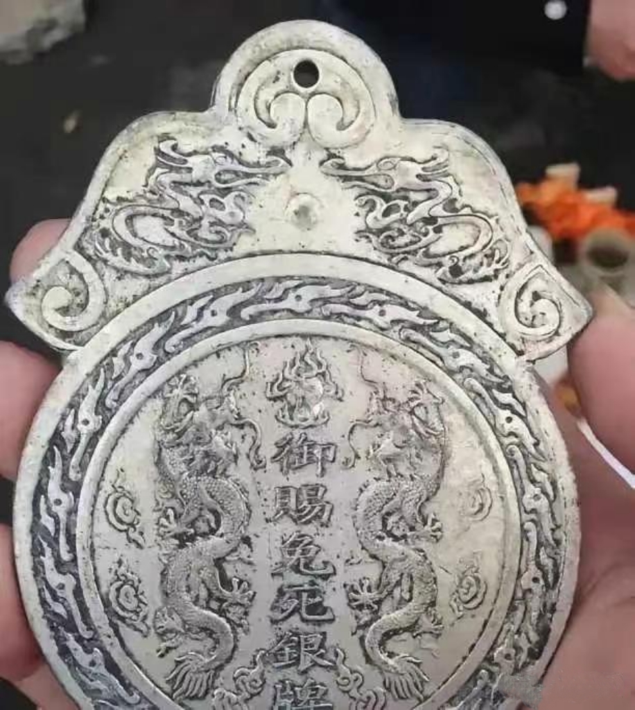 这块牌子是花了两千元从乡下一位大爷家淘的,他说