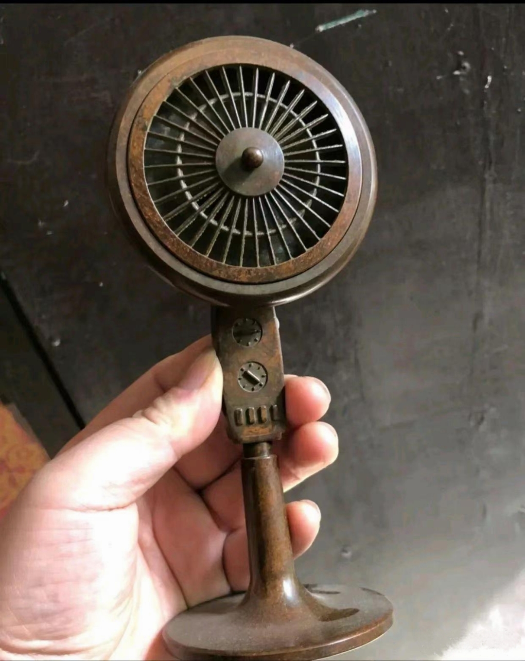 古玩市场见到一件电风扇模样的古董,做工小巧精致,爱不释手!
