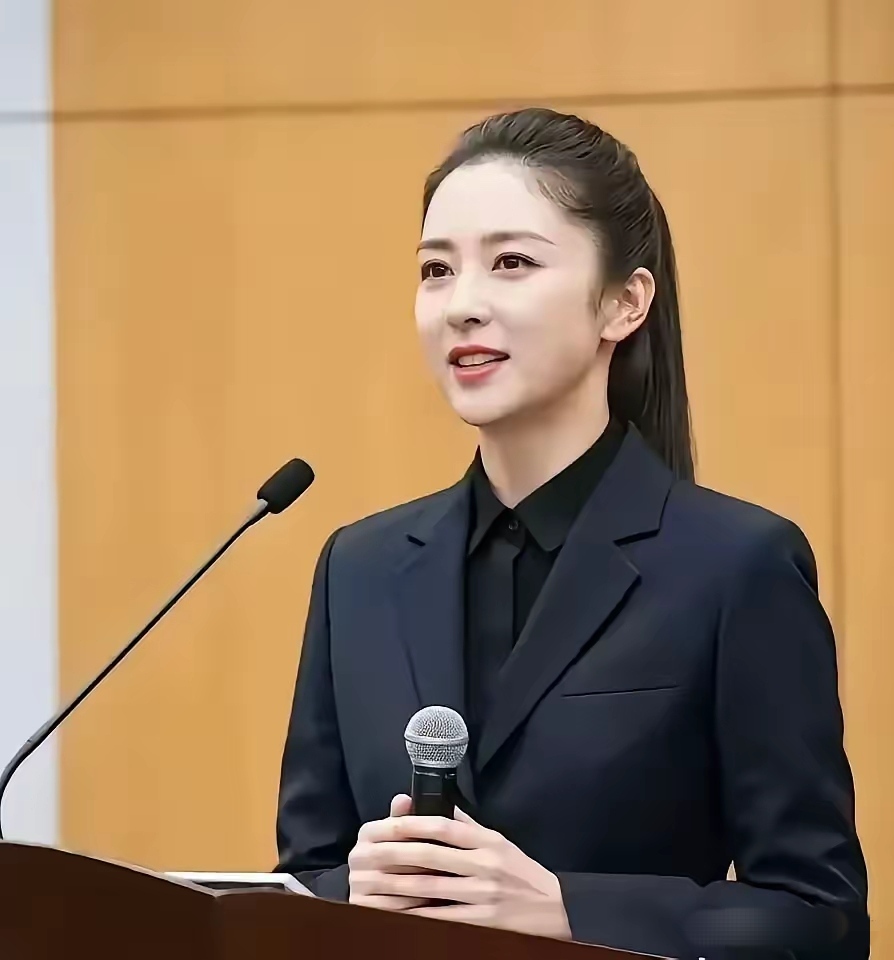 小姐姐在台上发表演讲,表情自信,气质非凡