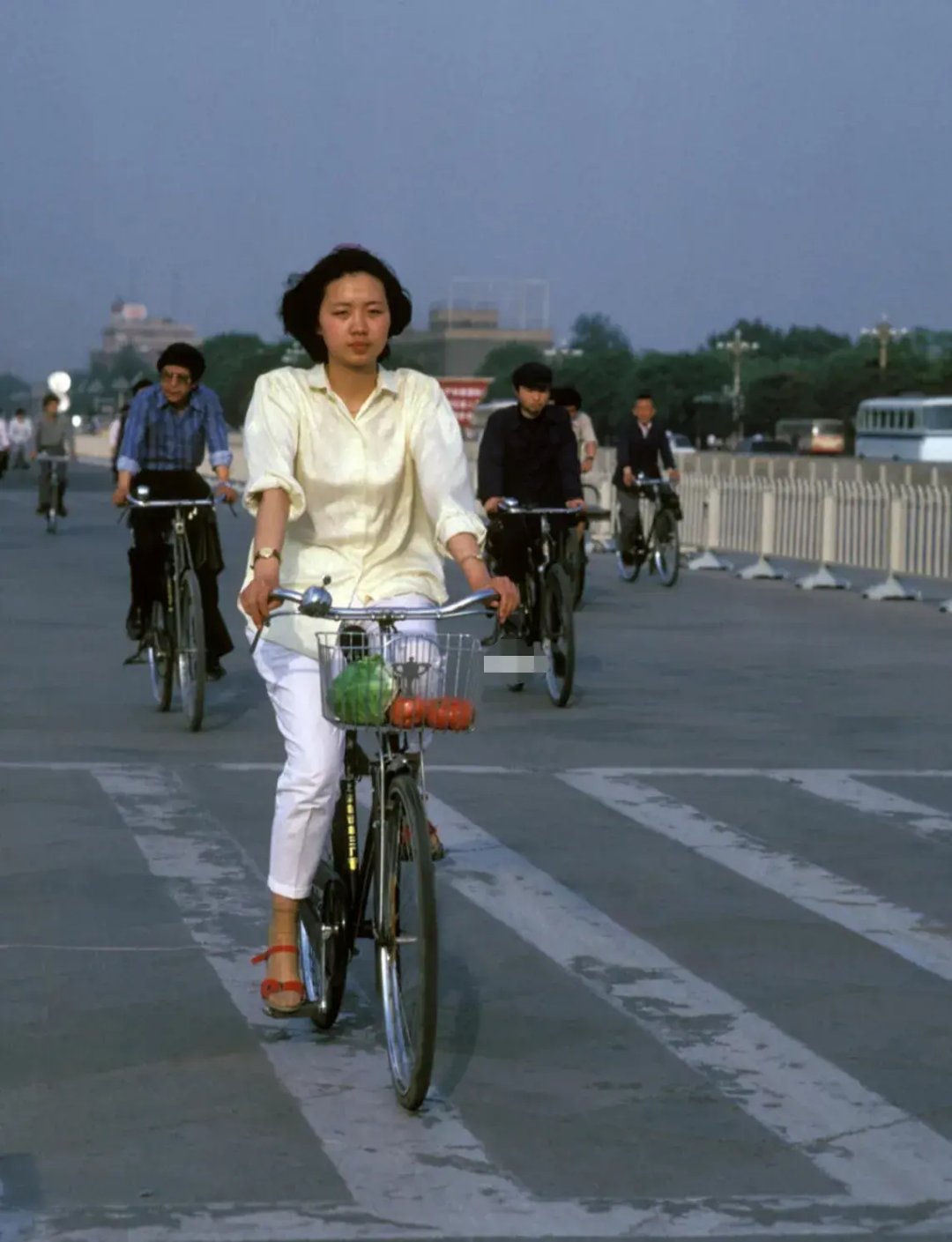 在1983年7月的北京长安街上,一位身着的确良衬衫,脚踏崭新26寸凤凰
