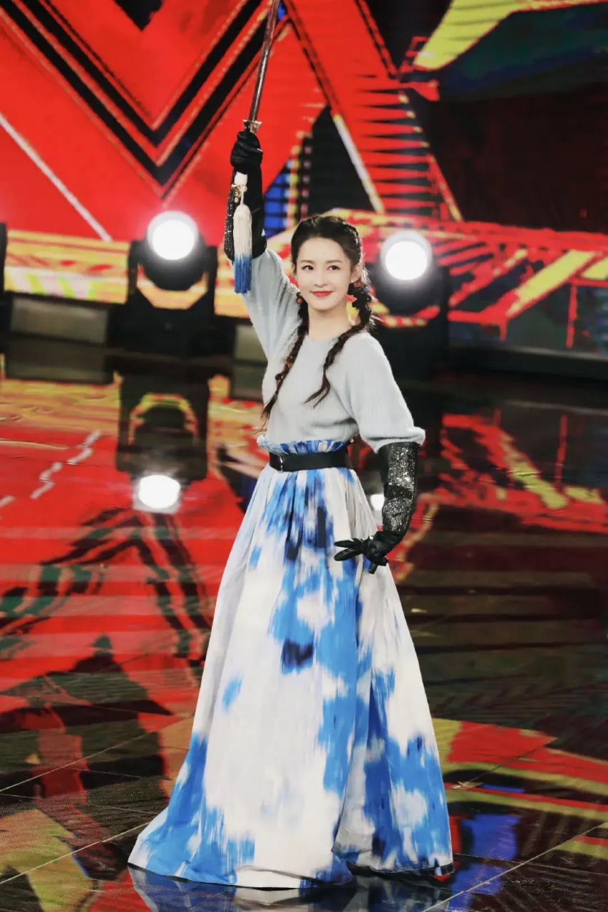 李沁最新美照,身穿灰色宽松毛衣戴黑色手套时髦有范,下搭蓝白色印花半