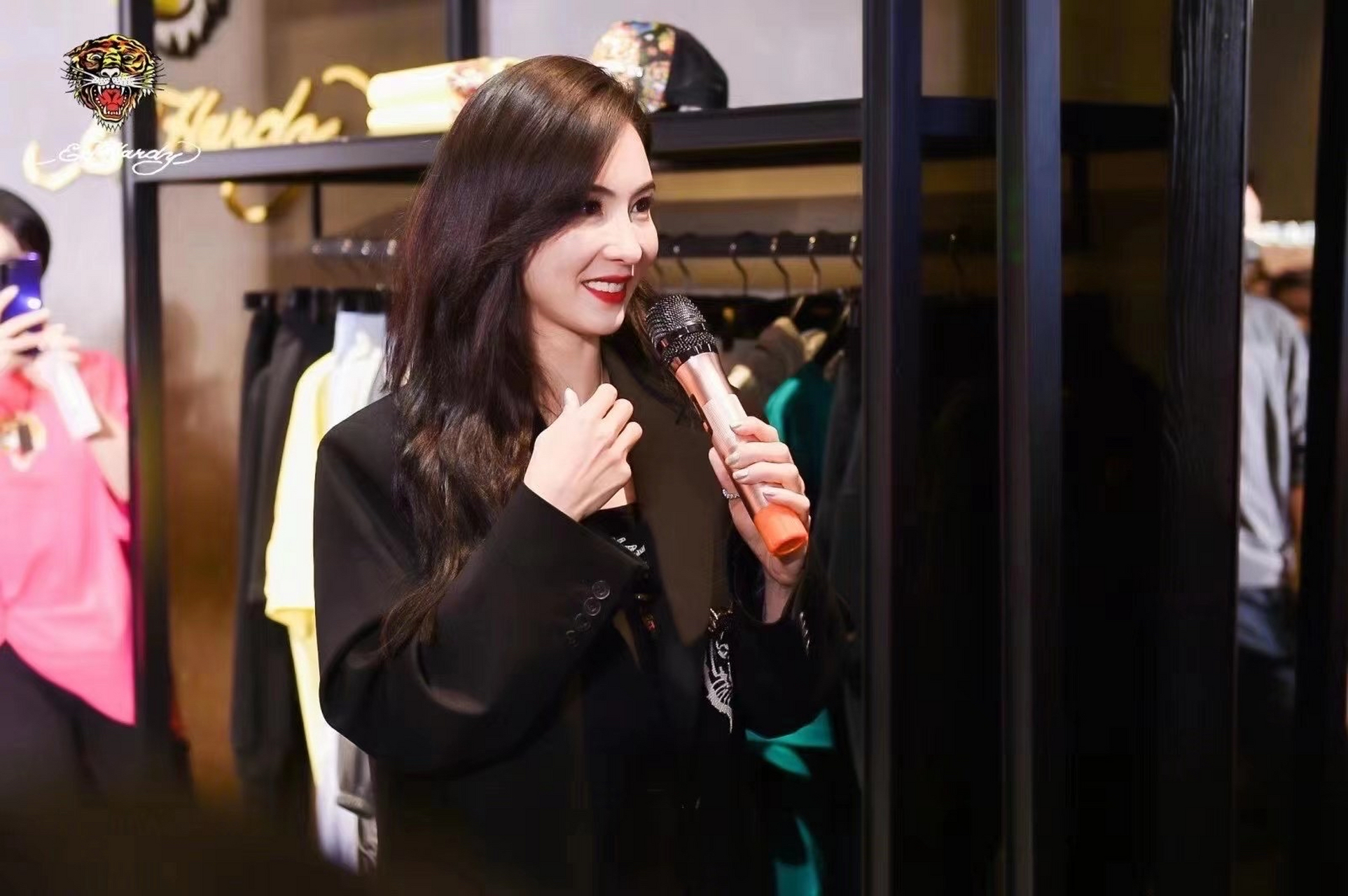 张柏芝郑州出席活动,身穿黑色西装时尚摩登,长发披肩温柔迷人,又美又