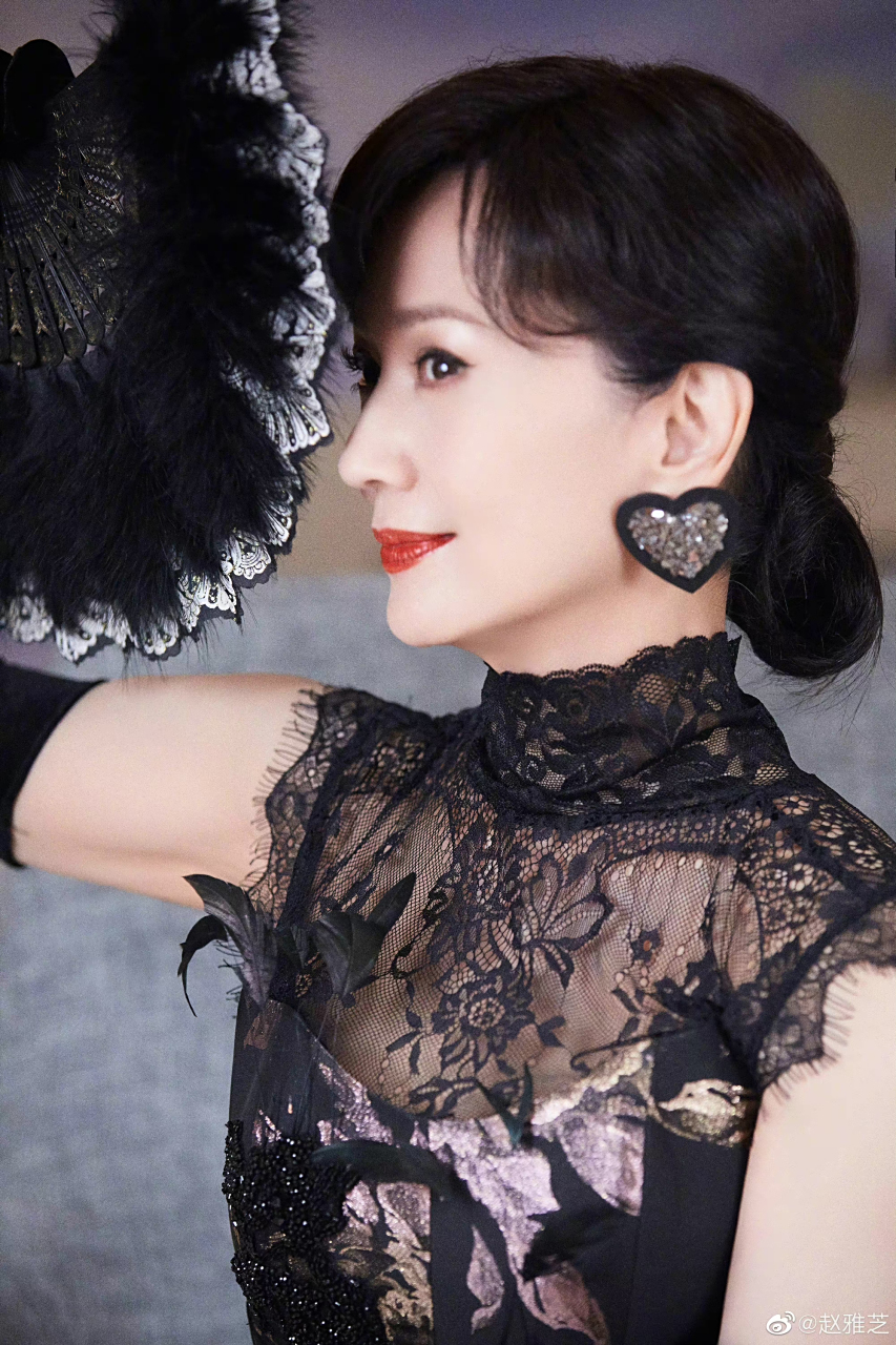 赵雅芝最新美照,身穿黑色蕾丝印花礼服优雅又浪漫,手拿黑色羽毛扇精致