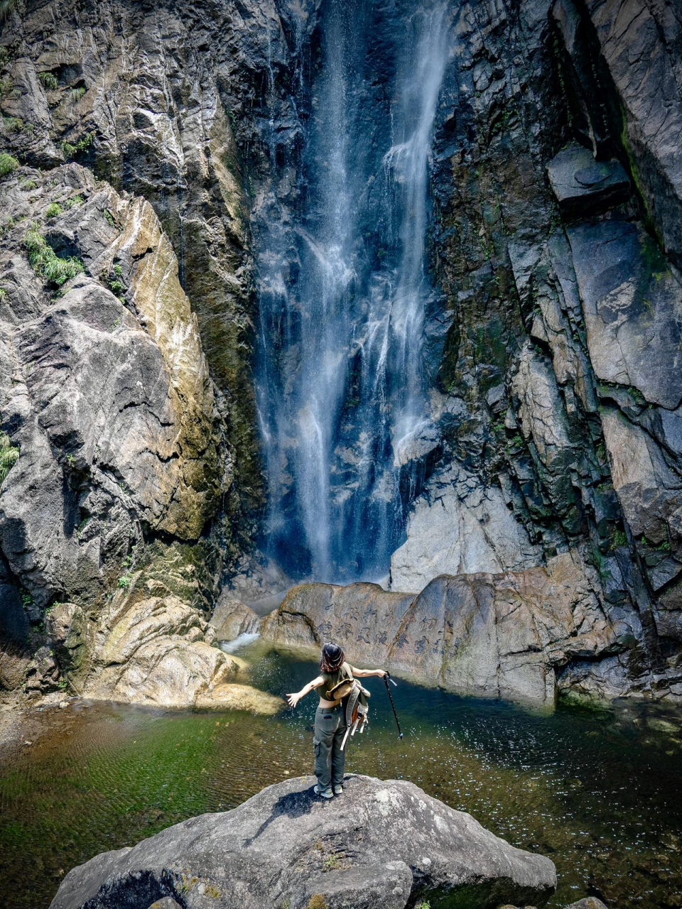 明月山瀑布图片