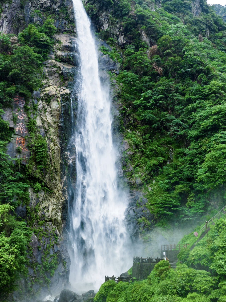 明月山瀑布图片