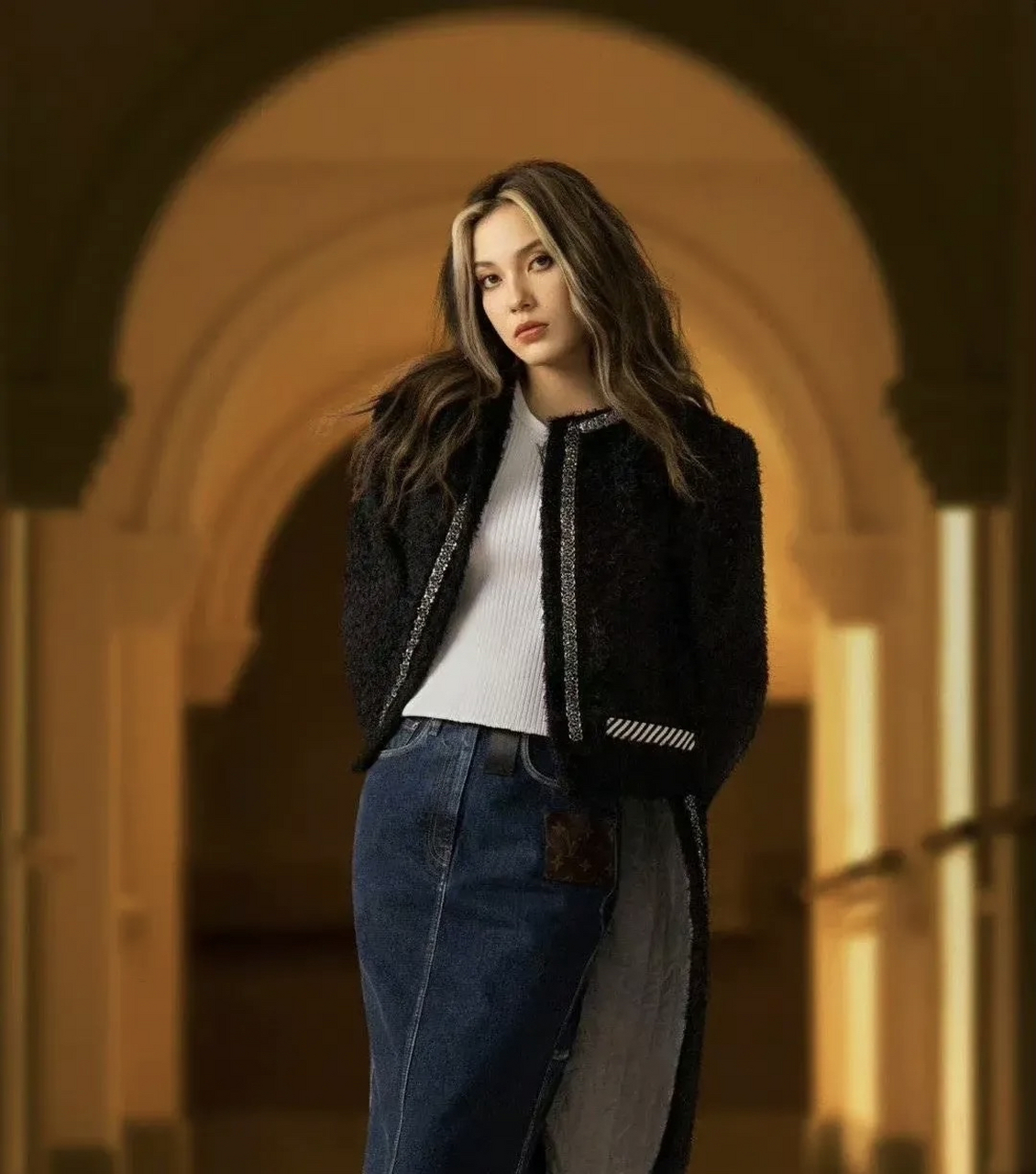 3月7日,众明星公开看秀造型,结果,18岁的谷爱凌照片一出,气场上就