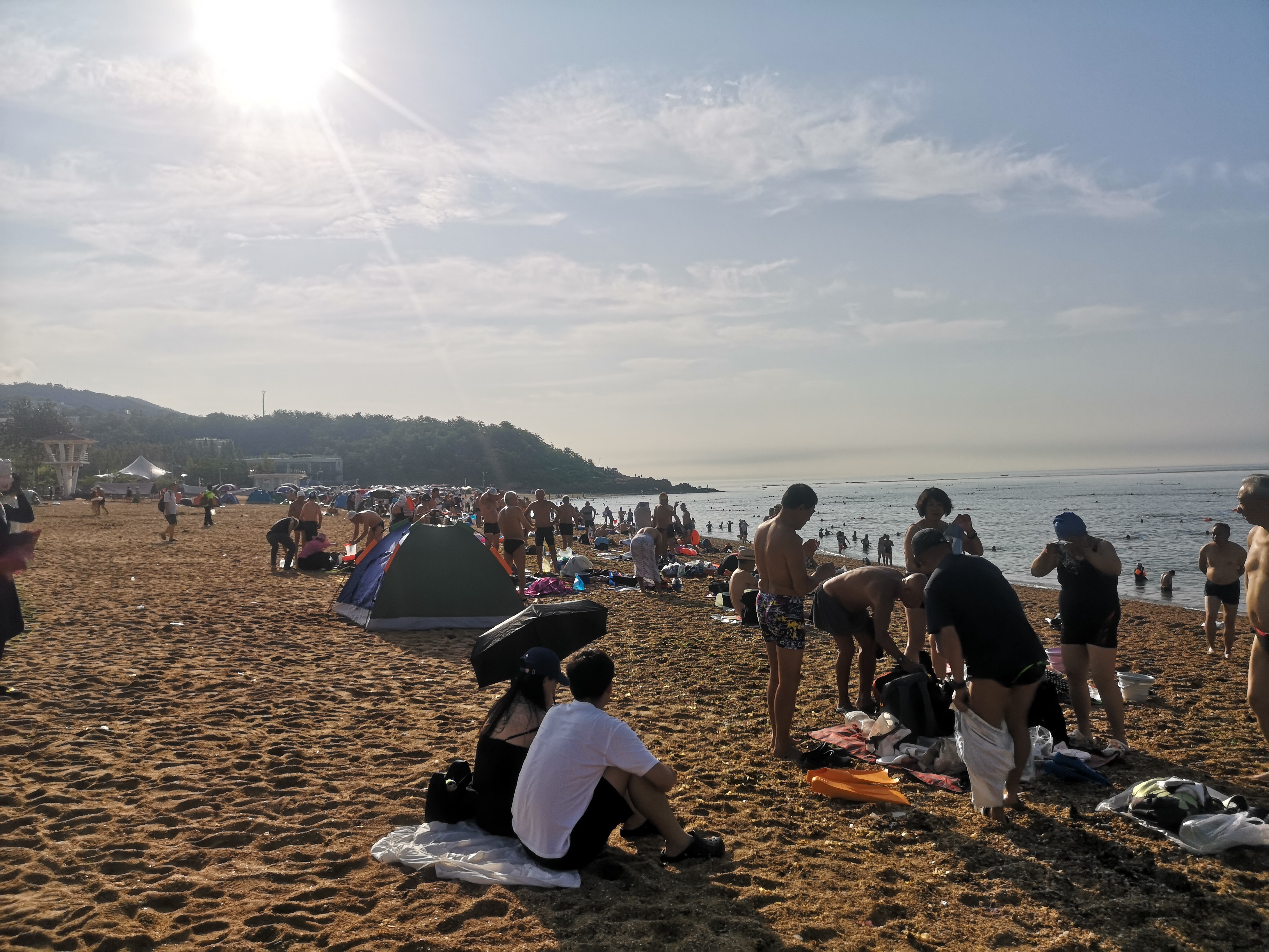 伏天——洗海澡 洗海澡:指在天然海水中浸泡,冲洗或游泳的休闲健身