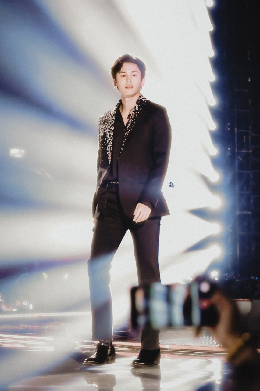 张哲瀚 #盛夏星光# 人间不过是你寄身之处,银河里才是你灵魂的徜徉地!