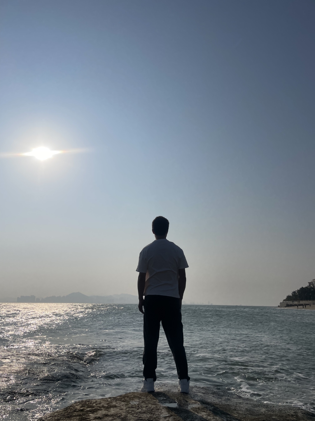 仿佛在告诉我们,即使前路未知,也要勇往直前