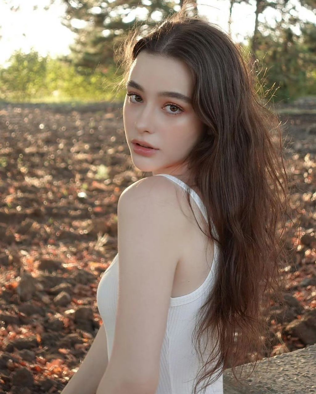 俄罗斯网红模特dasha taran,洋娃娃般干净的脸庞,精致的五官,外加雪白