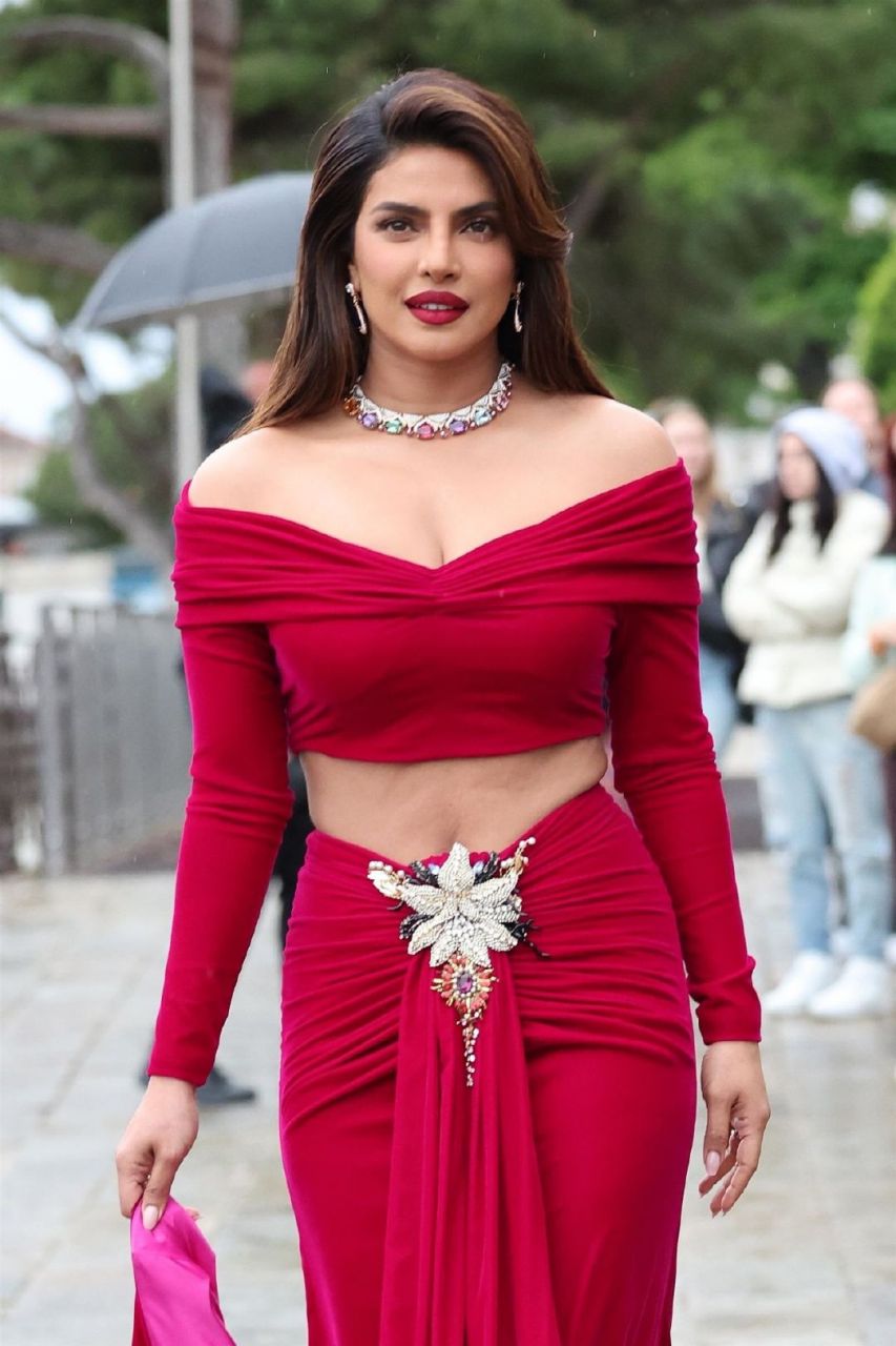 朴雅卡·乔普拉(priyanka chopra)在威尼斯杜卡莱宫举办的"宝格丽地