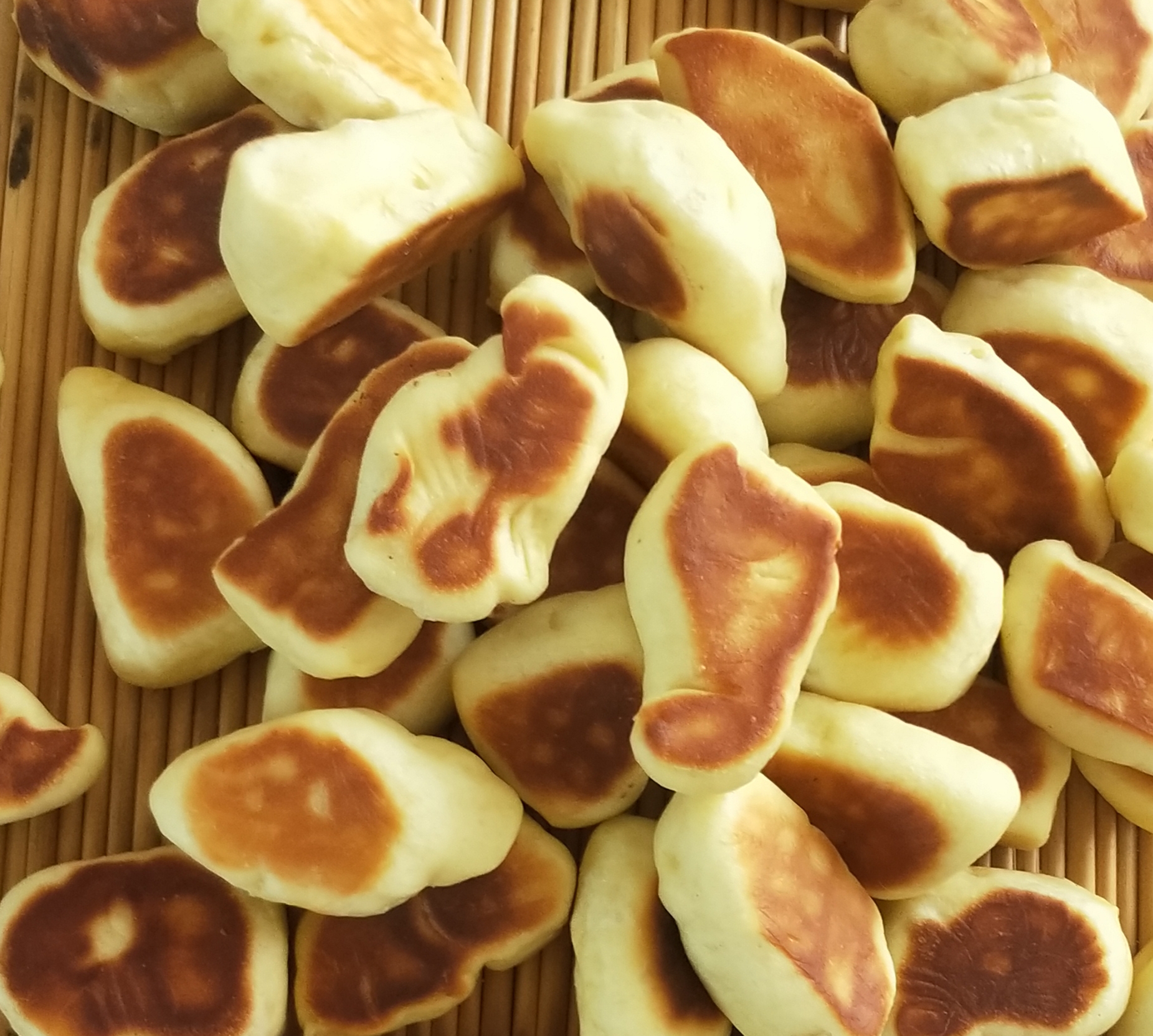 七夕我们吃巧果   今年七夕和老妈一起过,以前天天