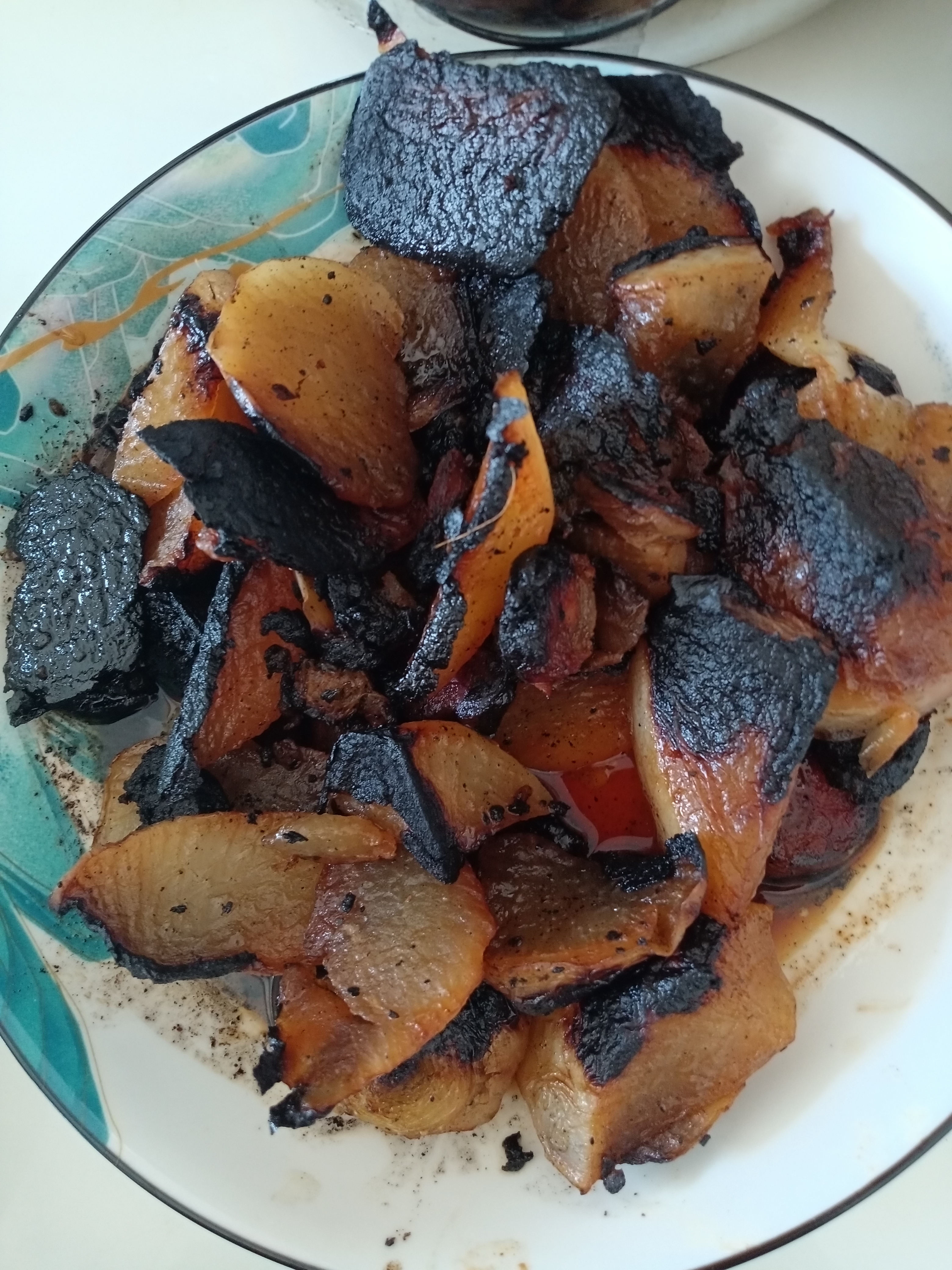 萝卜炖个稀巴烂,又当鱼肉又当饭,冬吃萝卜夏吃姜,可惜啊,被我炖糊了