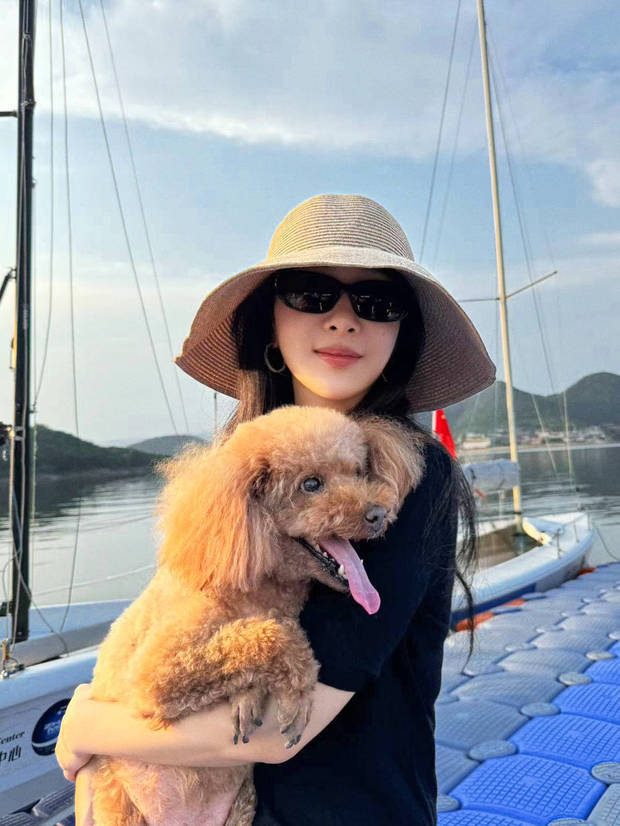 杨紫晒中秋节营业美照 头戴草帽感受田园风光 9月17日,杨紫工作室晒出