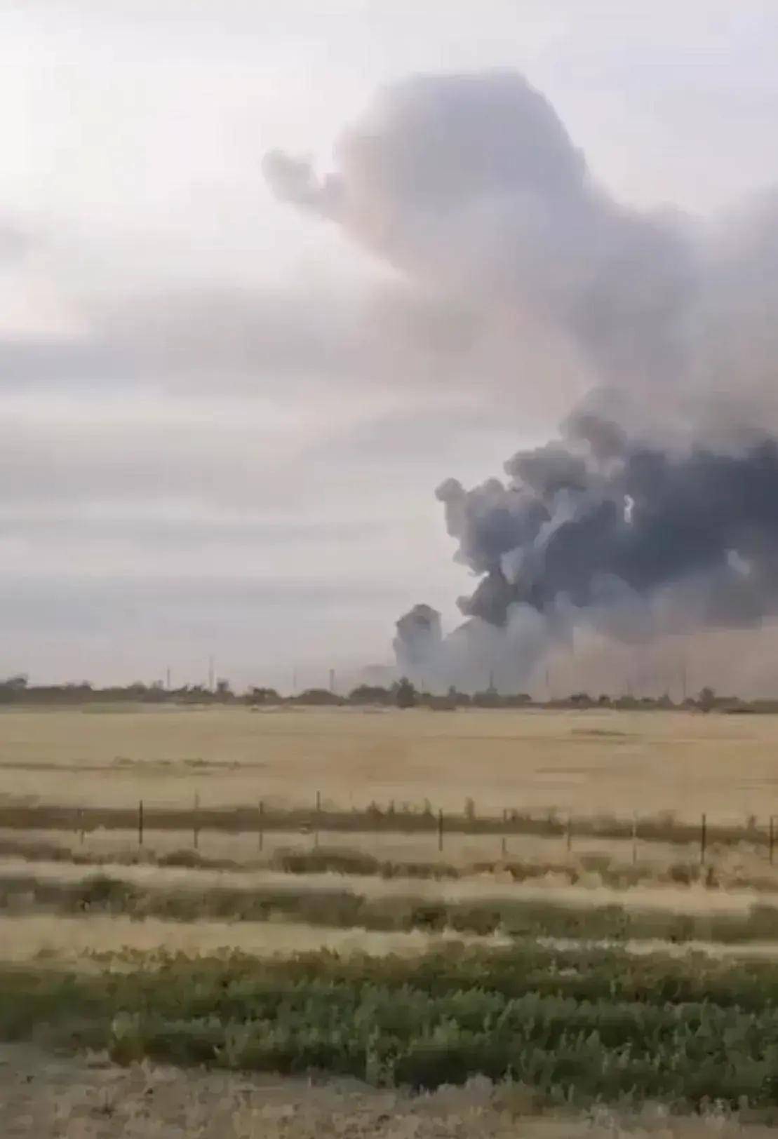 俄马里尼夫卡军用机场遭到乌无人机轰炸.