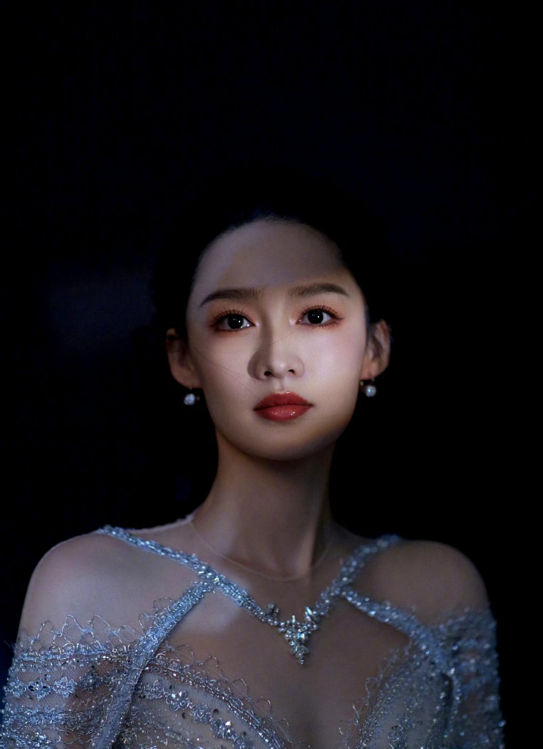 李沁亮片蓝裙美照释出 优雅温柔宛如人鱼公主.