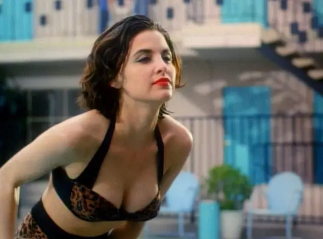 雪琳·芬是浪荡又高贵的典型代表,这个老派的好莱坞美人确实当之无愧.