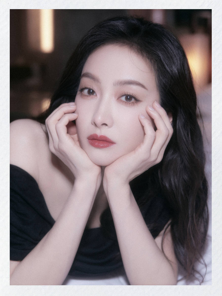 宋茜穿黑色斜肩包臀裙性感迷人 蛮腰纤细美腿白嫩吸睛 1月18日,宋茜