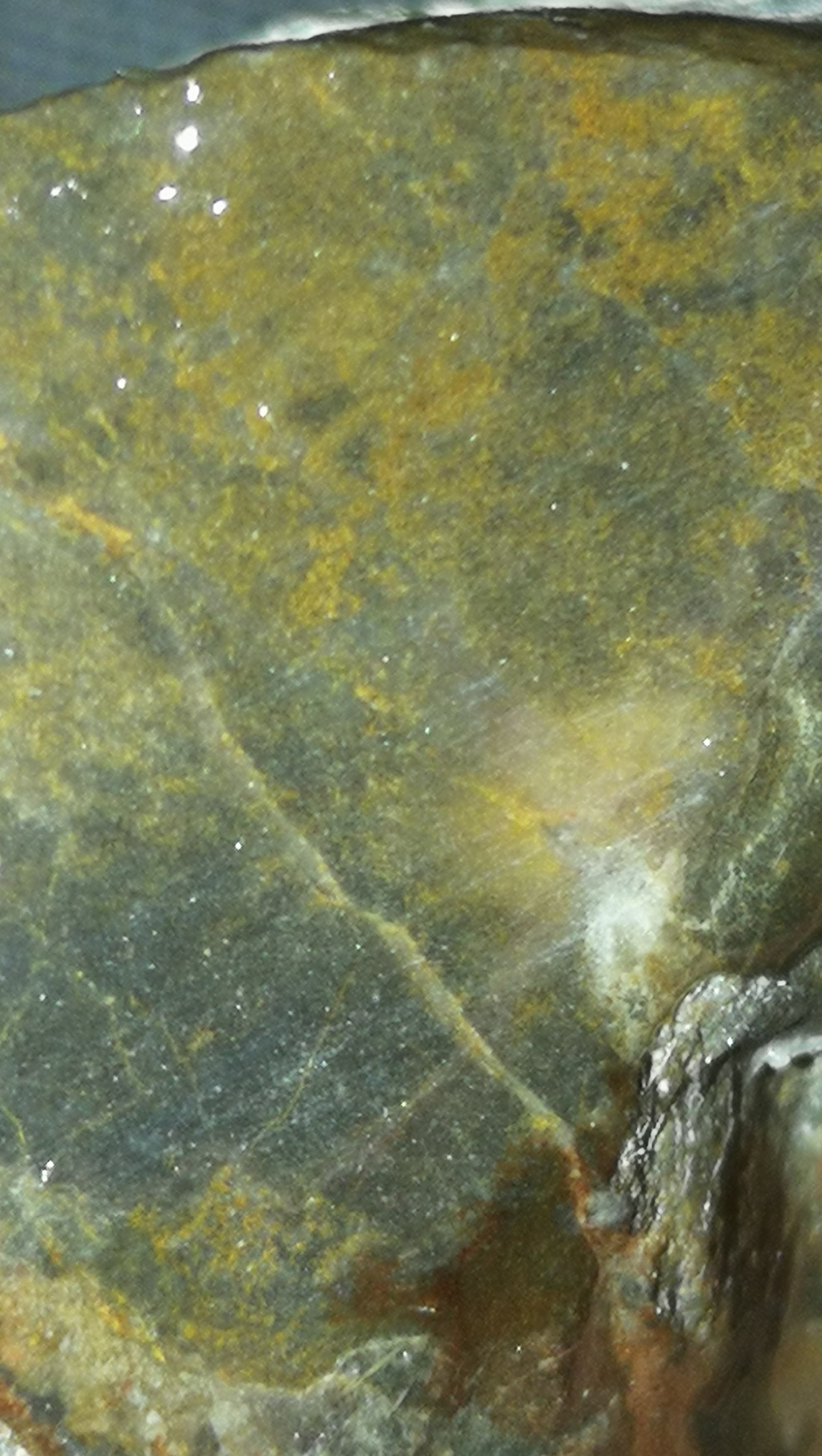 一种疑似火星玄武岩陨石,无磁性熔壳气流纹龟裂纹明显,当打磨光滑这种