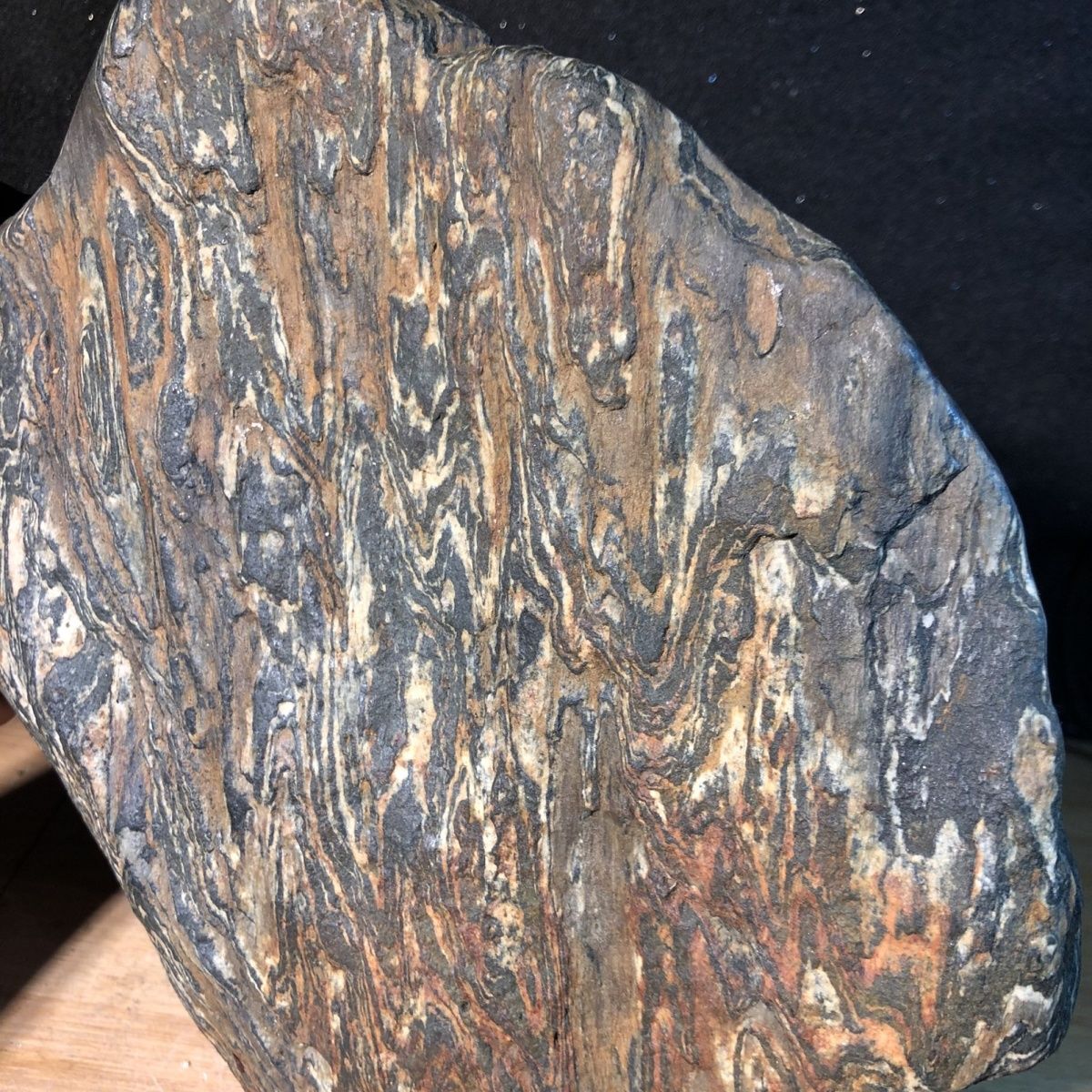 一枚疑似火星玄武岩陨石,如果没有图一这张火星河床岩石照片,你很难