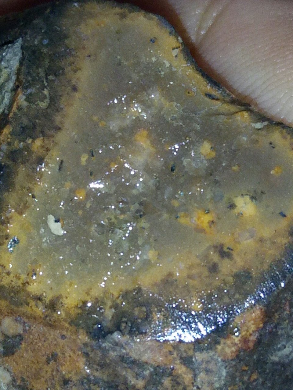 图1为百度搜索六方晶系陨石钻石参考石陨石,找到类似角砾岩陨石,有正