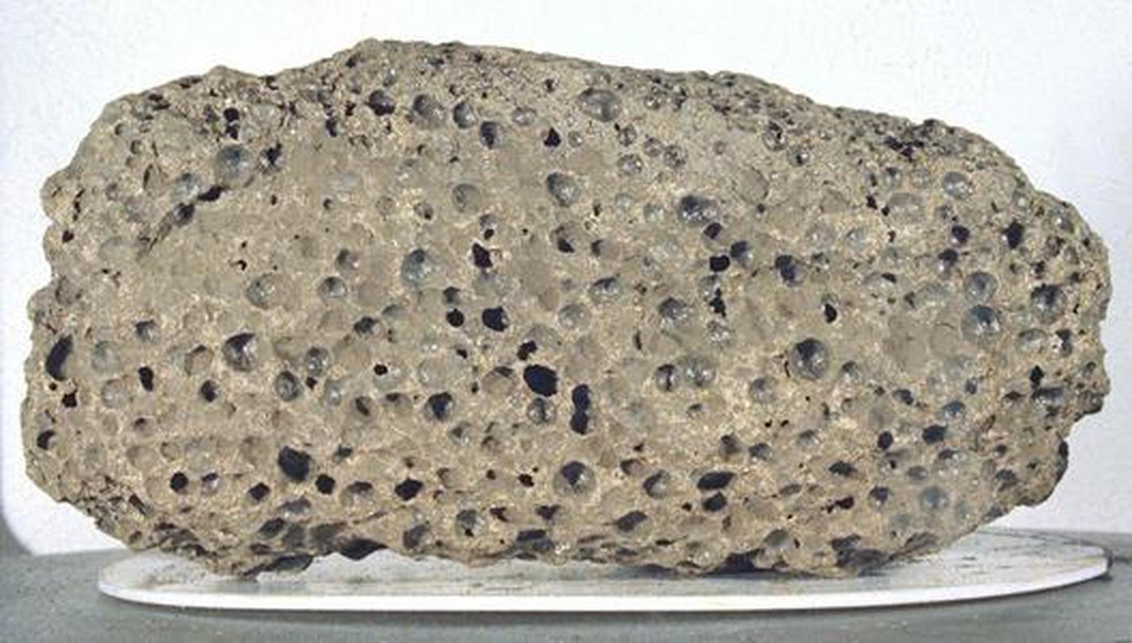 多孔月球斜长岩陨石 图1为月岩样品来自网络,其它图为发现一块斜长石