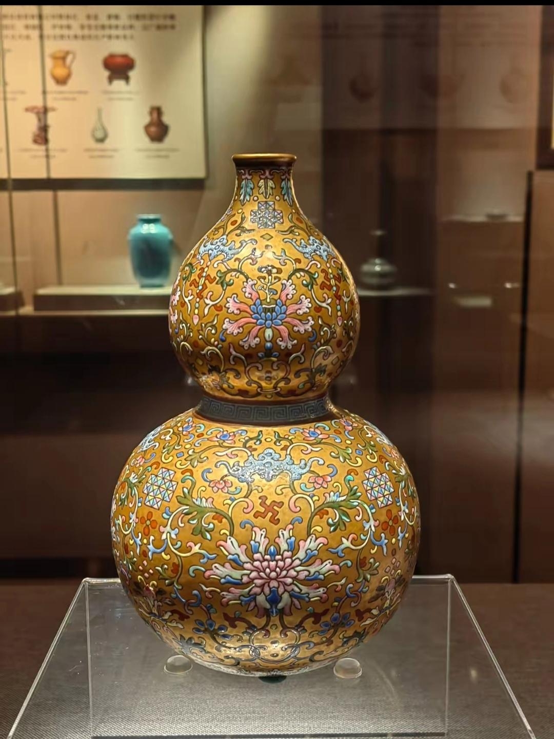 今天在博物馆参观的时候看到两个宝葫芦,第一个是雍正年间烧制的,第二