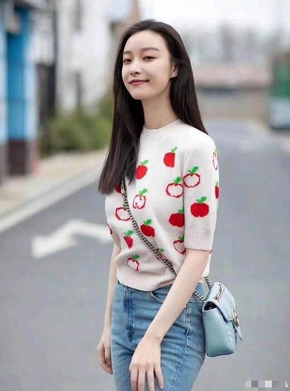 倪妮晒泳装照# 倪妮分享游泳照!坐在水边展现出人鱼小姐的完美线貂.